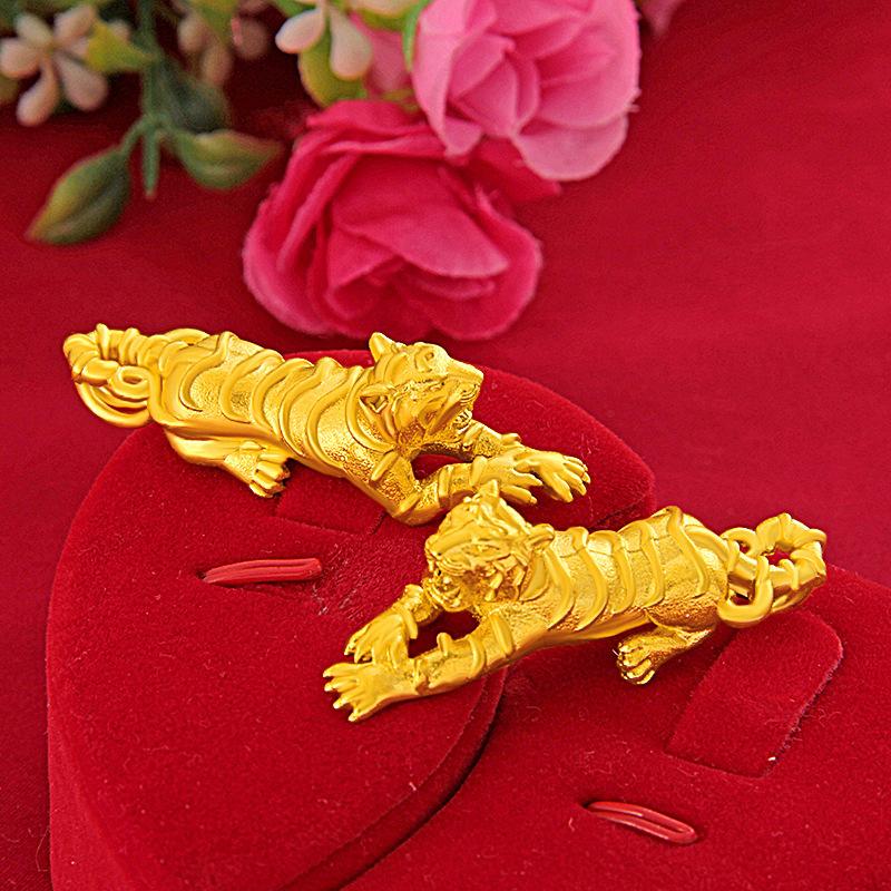 24K Gold-Filled Tiger Pendant (L094) Domineering Men's Downhill Zodiac Year Jianghu Style 4.8CM Length 1.3CM Width 1.6CM Height unique design